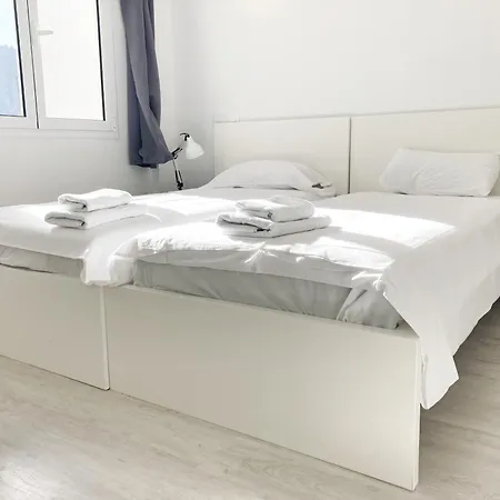 Apartment Intimate & Stylish With Balcony *